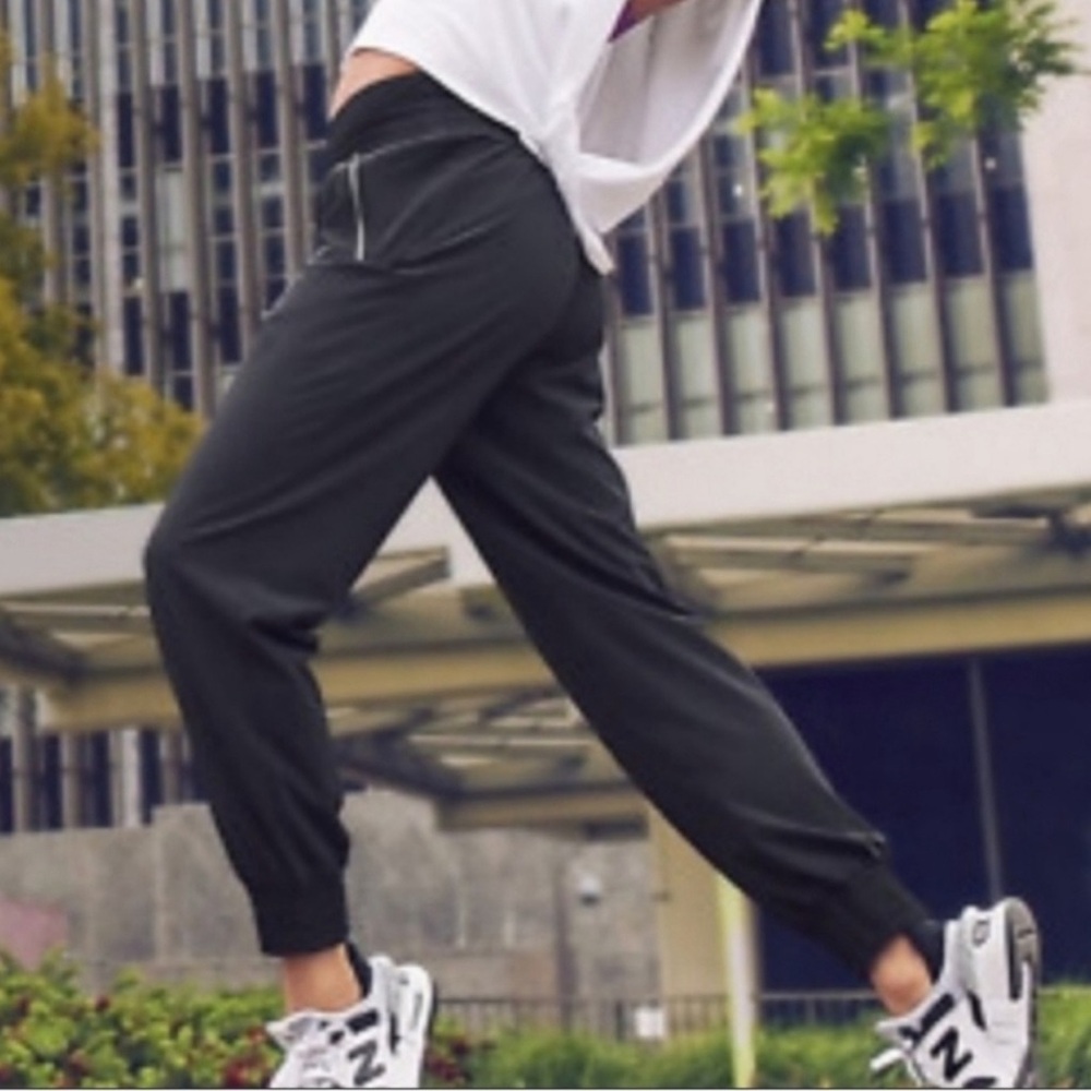 Athleta Cosmic Jogger Pants in Black, Size Large Tall